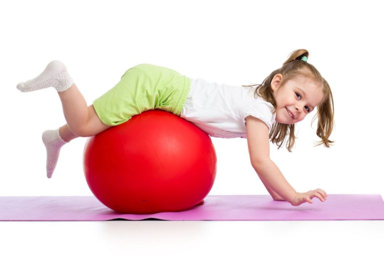 Beneficia el desarrollo psicomotor y equilibrio de niños con pelotas saltarinas